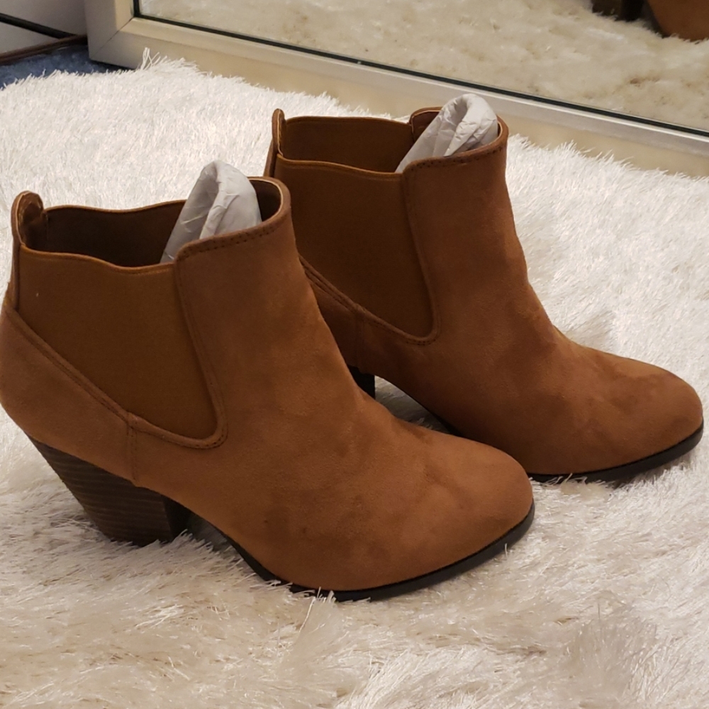 Size 7 brown ankle booties